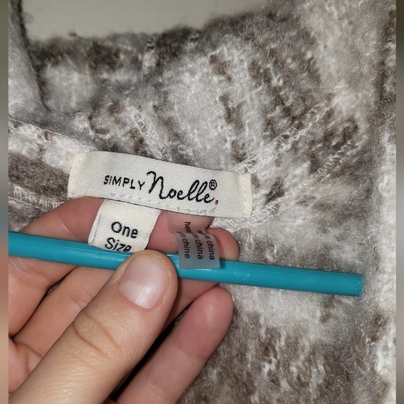 Simply Noelle poncho hooded fringe plaid white and grayish/tan one size fits all - Picture 4 of 4